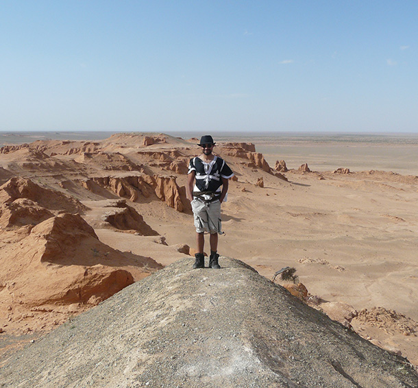 Figure contemplative dominant les collines du Nevada