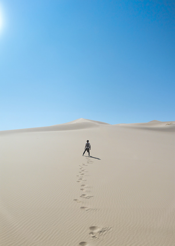 Figure solitaire se perdant dans l’immensité du désert du Sahara